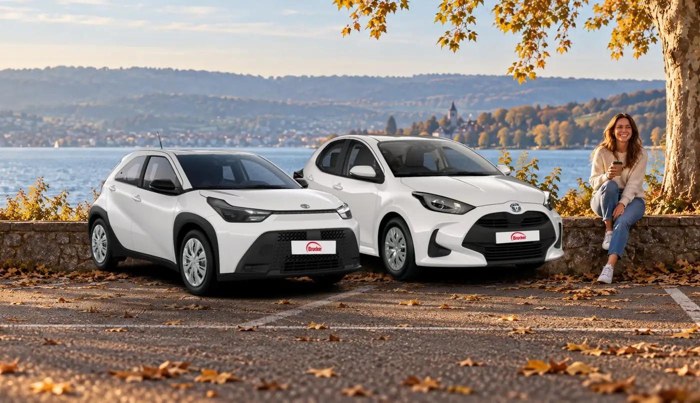 Toyota Aygo X Hybrid und Toyota Yaris Hybrid am Bodensee im Herbst (Symbolbild: Szene KI-generiert, Fahrzeug Originalabbildung Toyota)