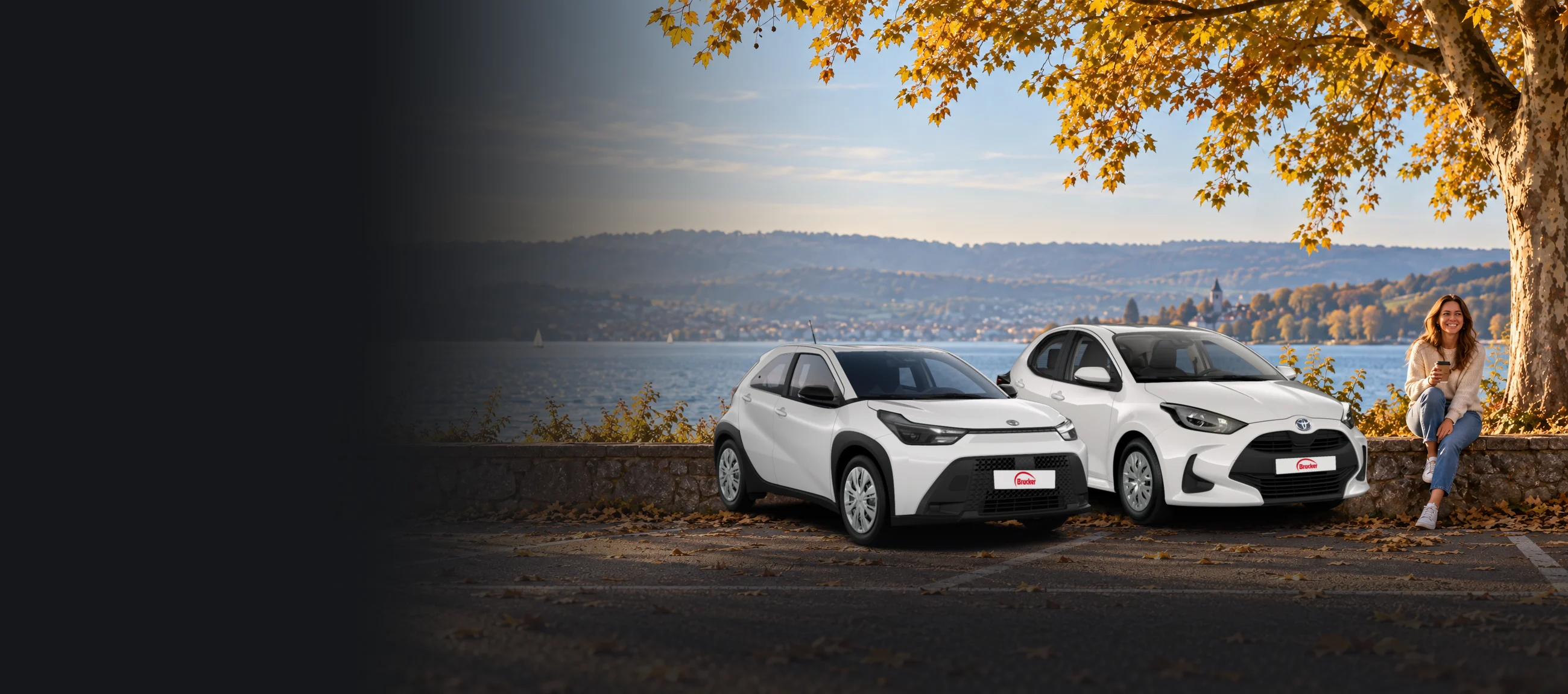 Toyota Aygo X Hybrid und Toyota Yaris Hybrid am Bodensee im Herbst (Symbolbild: Szene KI-generiert, Fahrzeug Originalabbildung Toyota)
