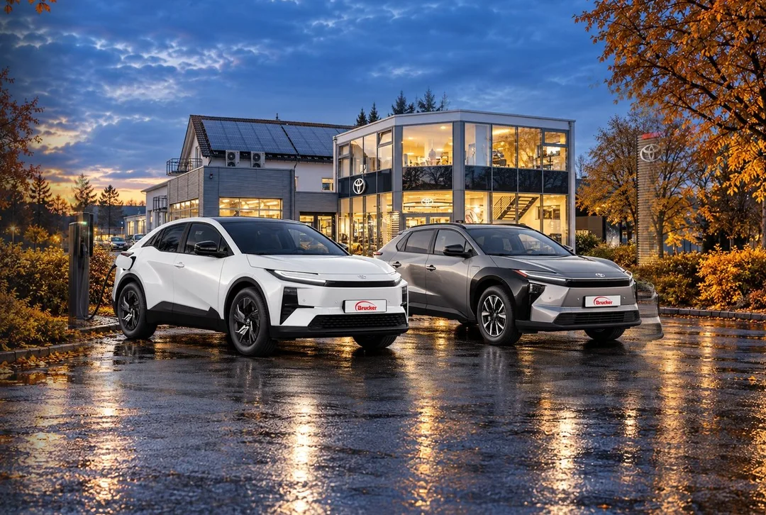 Weißer Toyota C-HR+ und silberner Toyota bZ4X vor dem Autohaus Brucker in Pfullendorf am Abend (Symbolbild, KI-generiert)