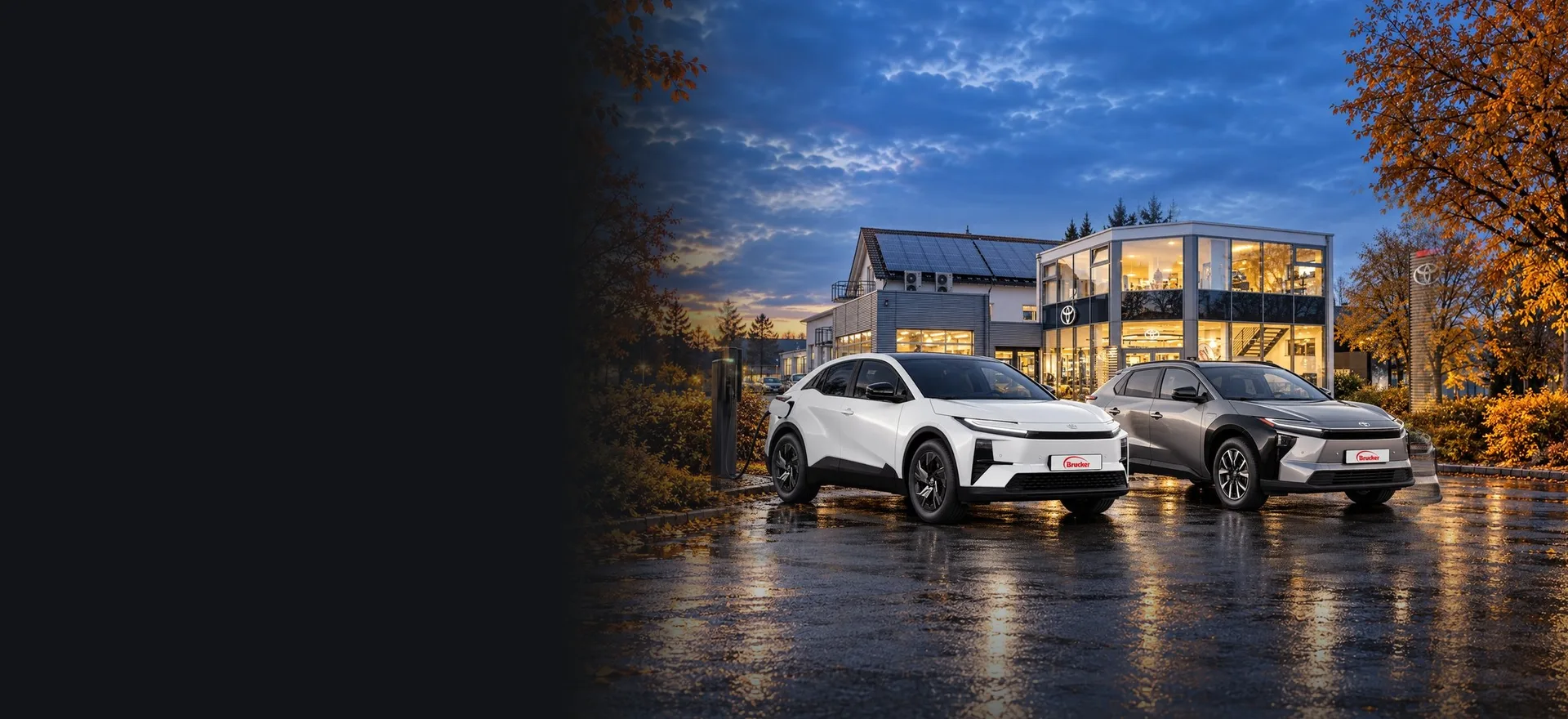 Weißer Toyota C-HR+ und silberner Toyota bZ4X vor dem Autohaus Brucker in Pfullendorf am Abend (Symbolbild, KI-generiert)