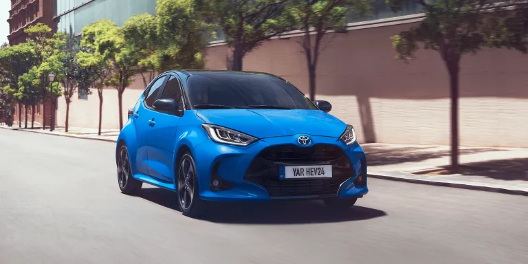 Blauer TOYOTA Yaris auf Straße